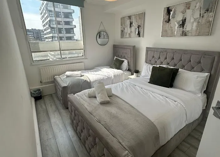 4 Bedroom Apartment Central Stylish