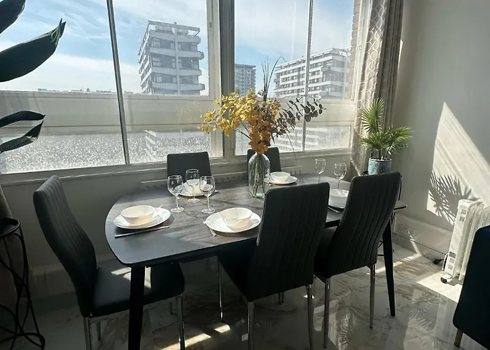 4 Bedroom Apartment Central Stylish