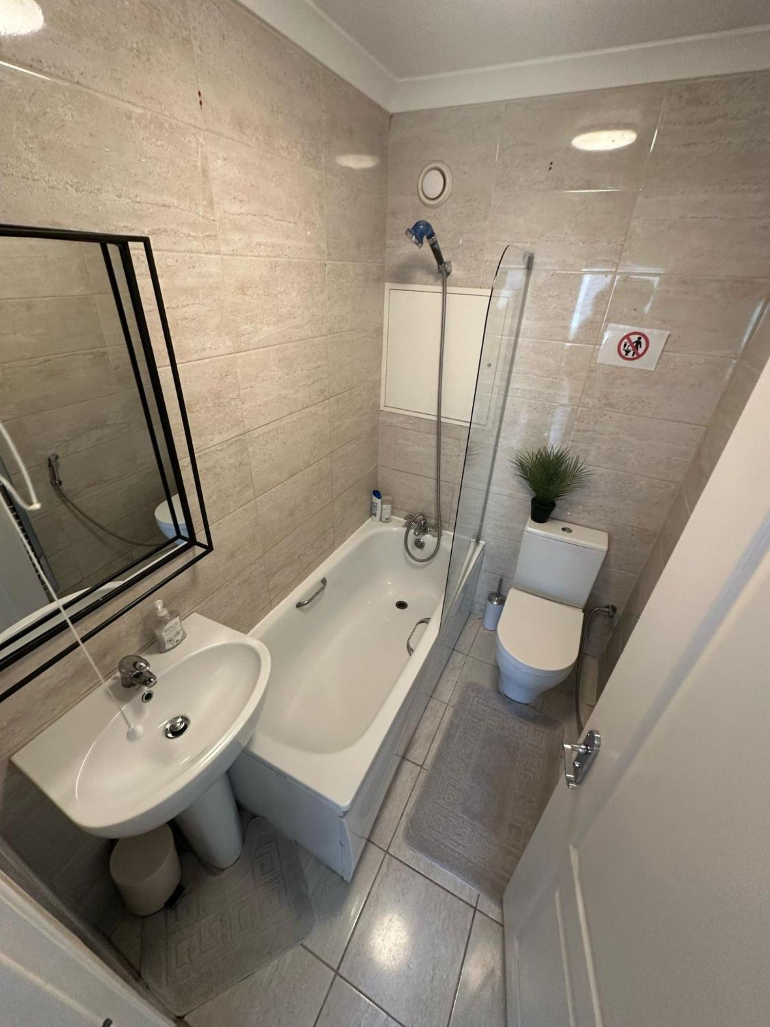 4-bedroom Gem Stylish & Walk-able To Everything *
