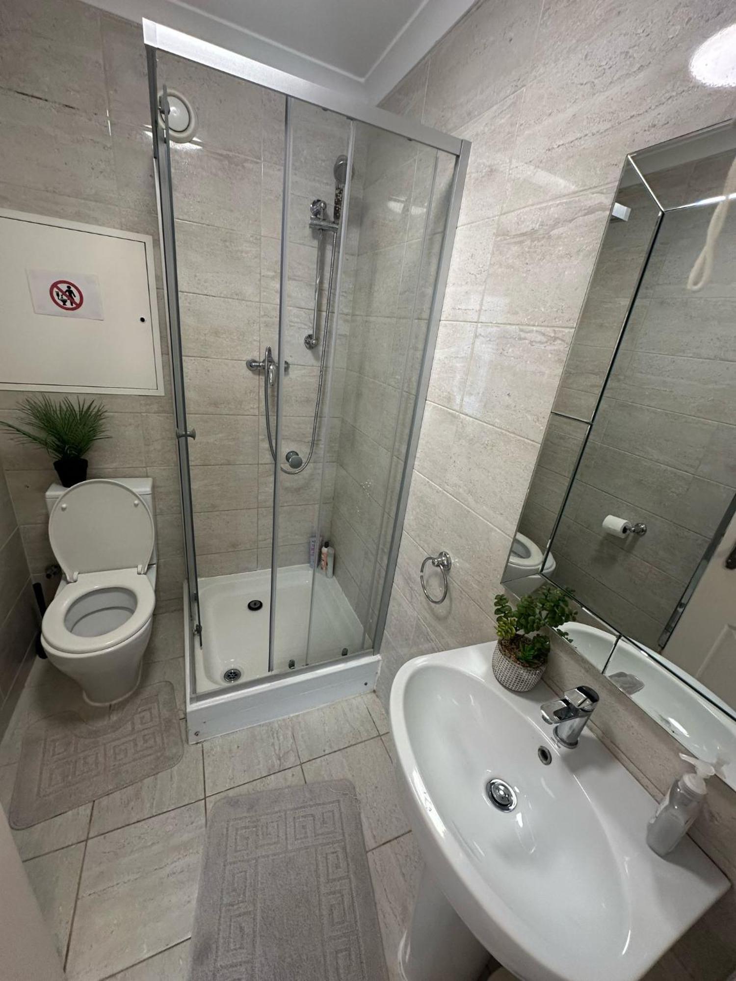 4-bedroom Gem Stylish & Walk-able To Everything London