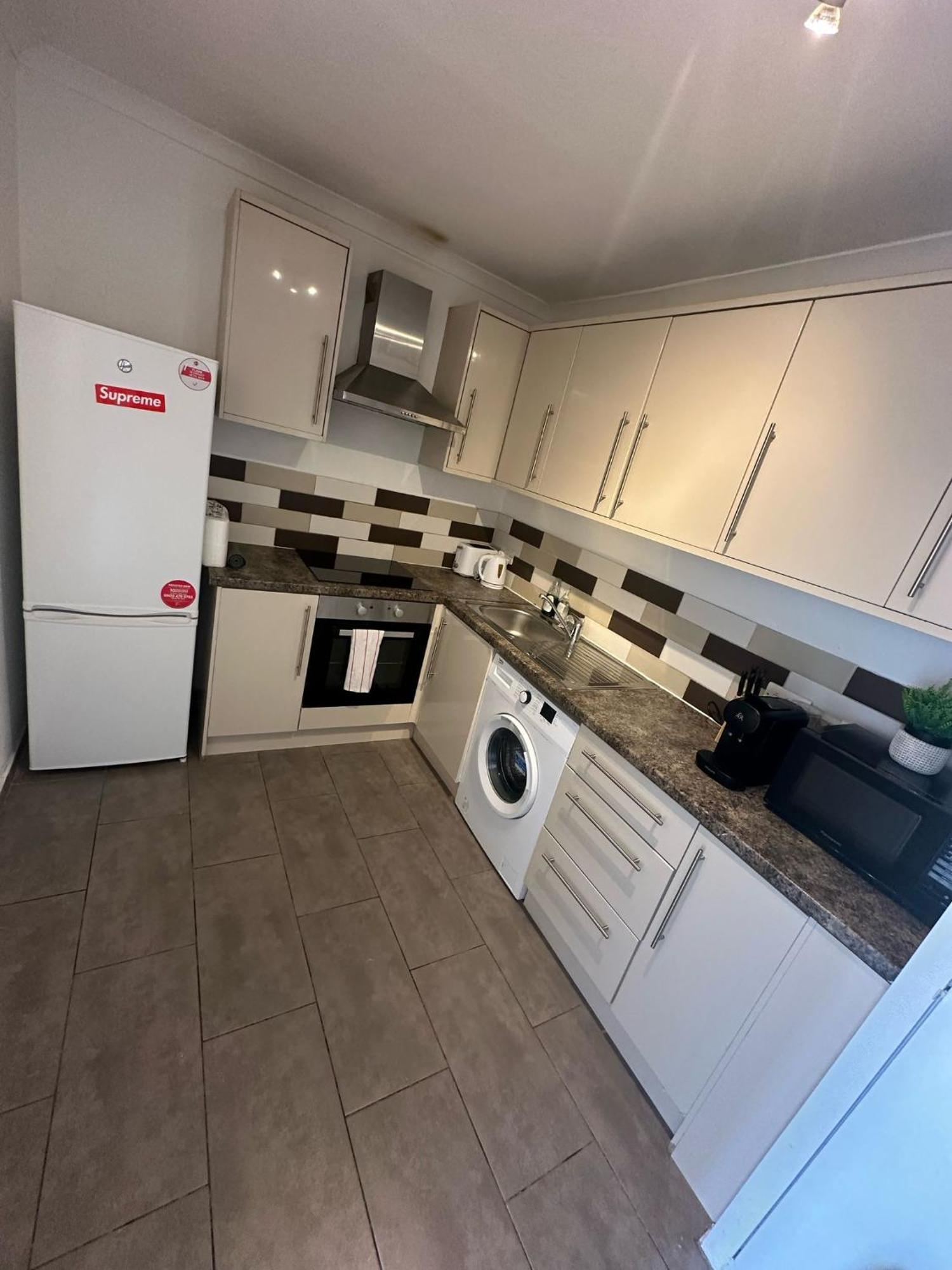 4-bedroom Gem Stylish & Walk-able To Everything Apartment London