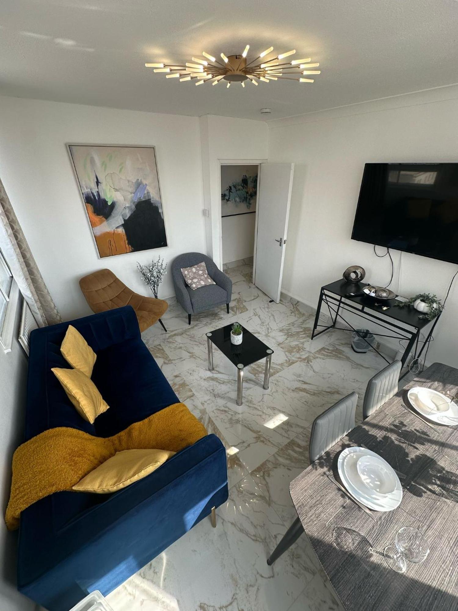 Апартаменты 4 Bedroom Stylish