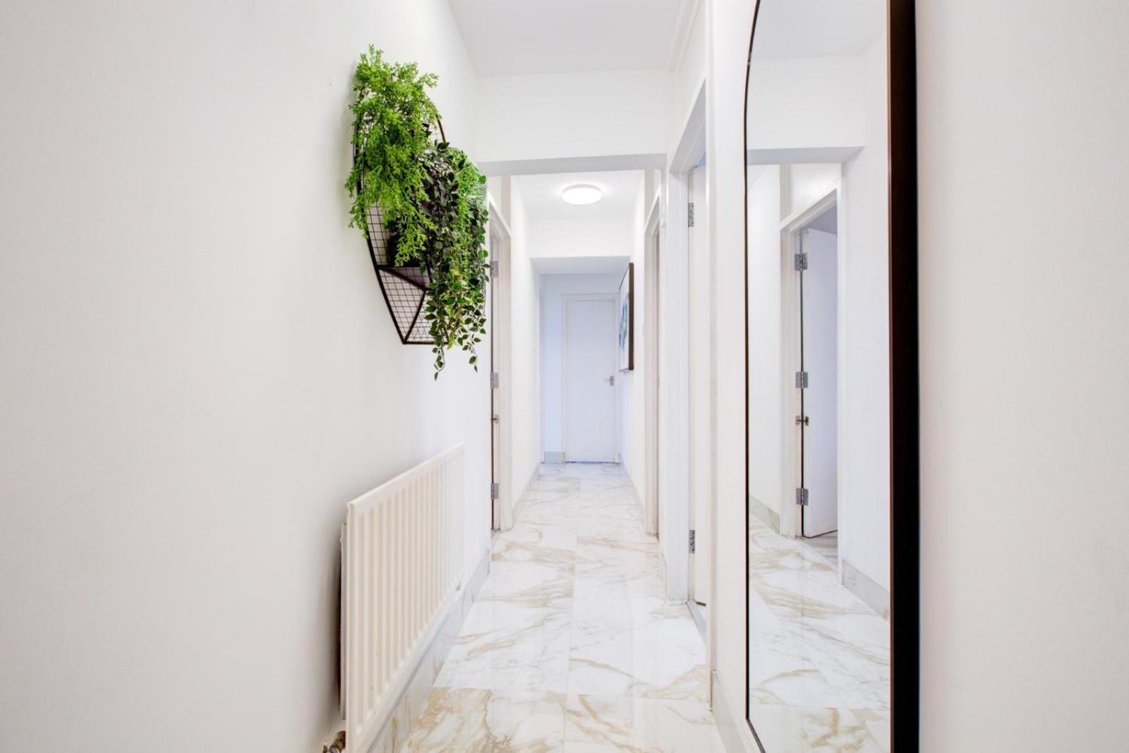 Apartment 4-bedroom Gem Stylish & Walk-able To Everything *