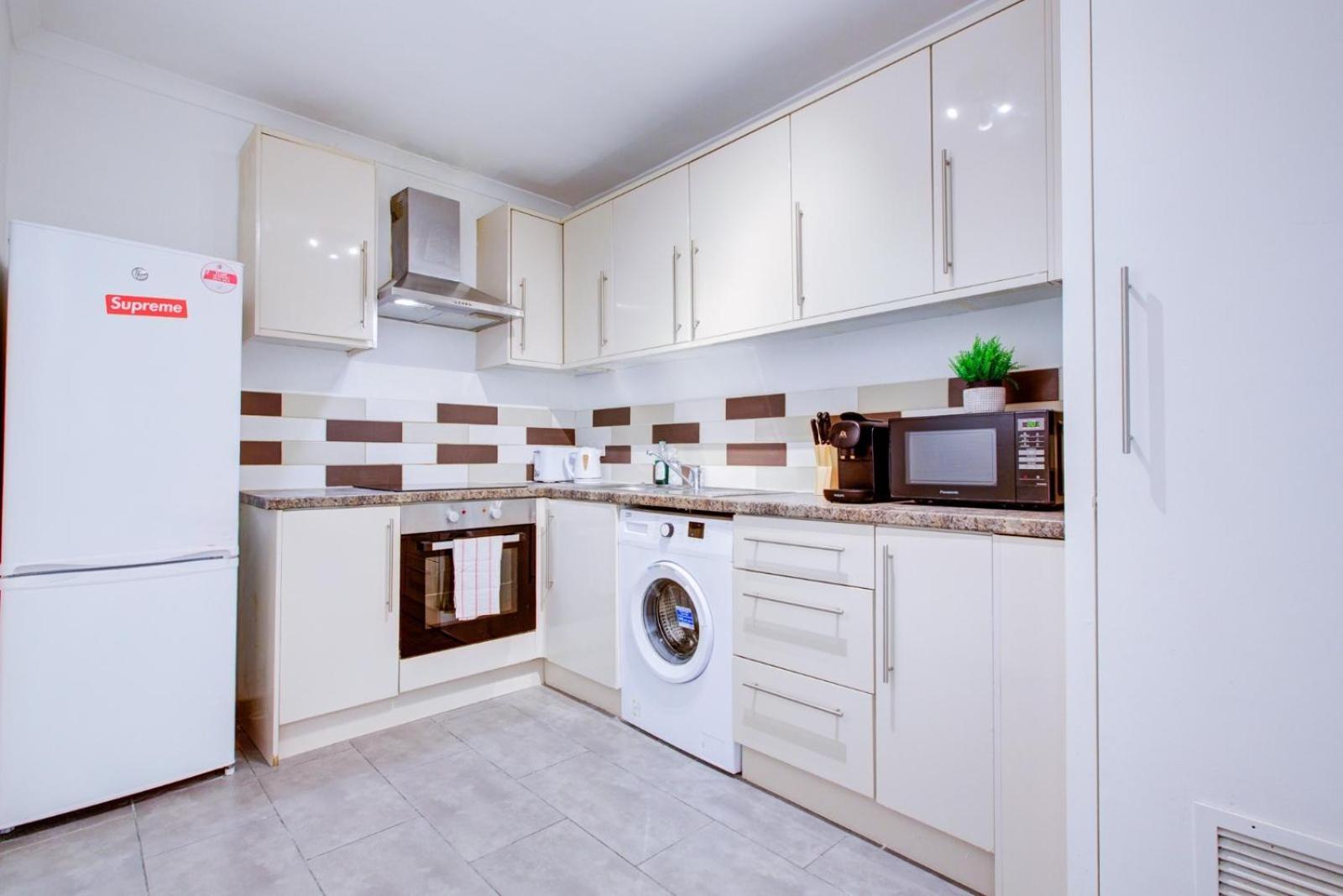 4-bedroom Gem Stylish & Walk-able To Everything Apartment