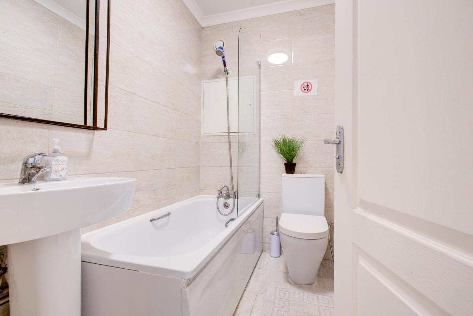 4-bedroom Gem Stylish & Walk-able To Everything *
