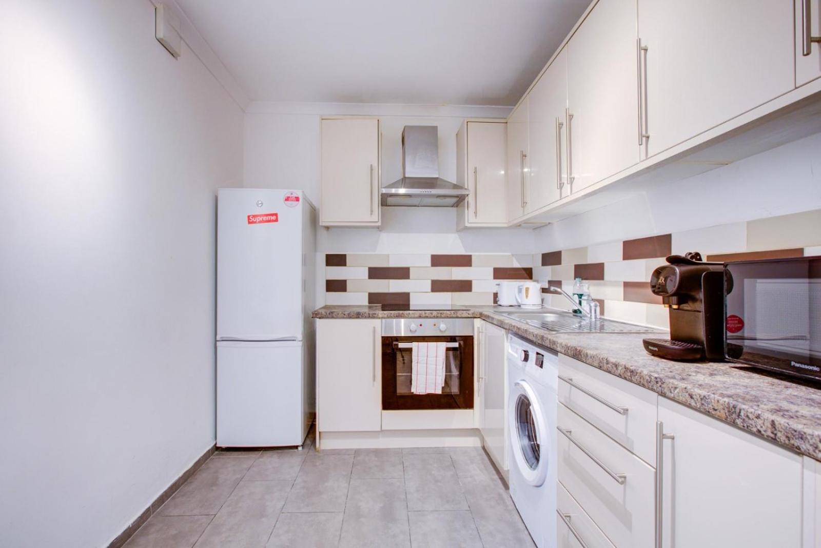4-bedroom Gem Stylish & Walk-able To Everything * London