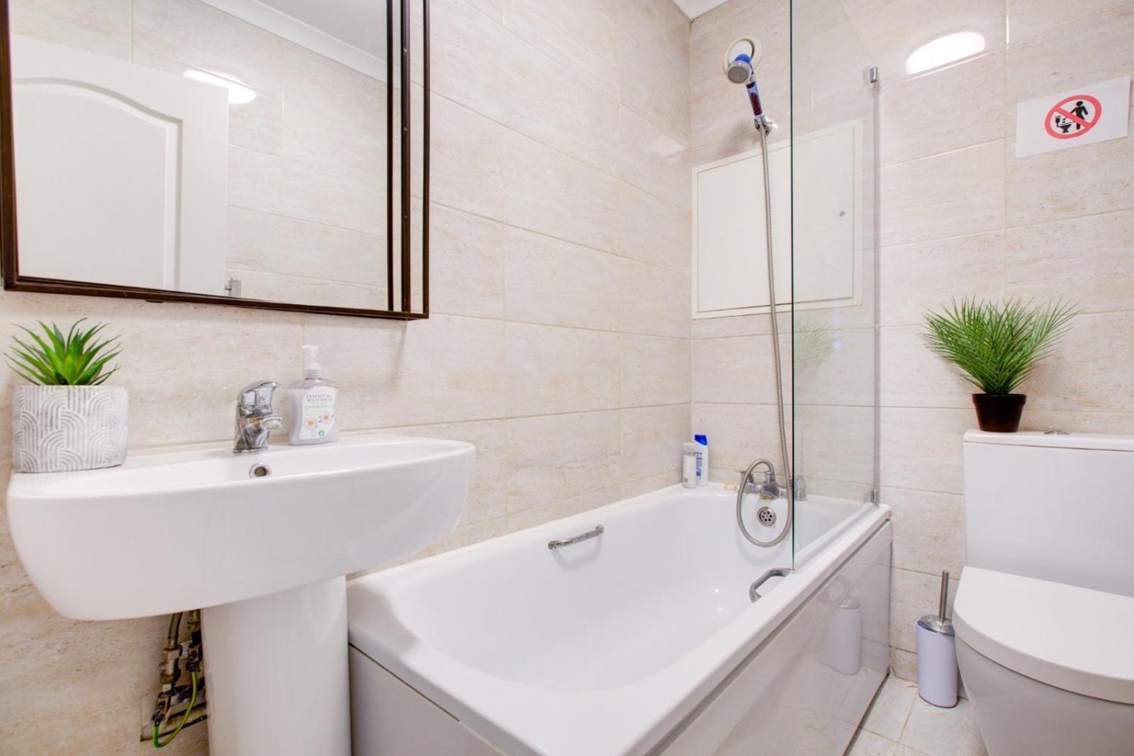 4-bedroom Gem Stylish & Walk-able To Everything Apartment