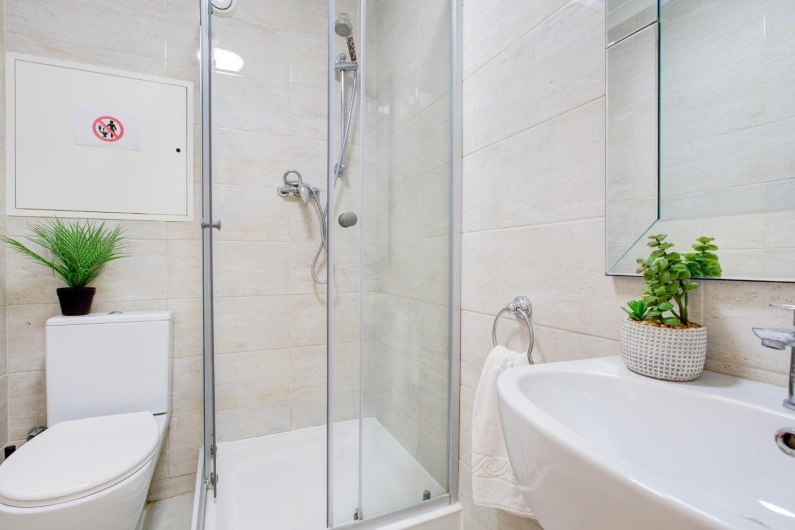 4-bedroom Gem Stylish & Walk-able To Everything * London