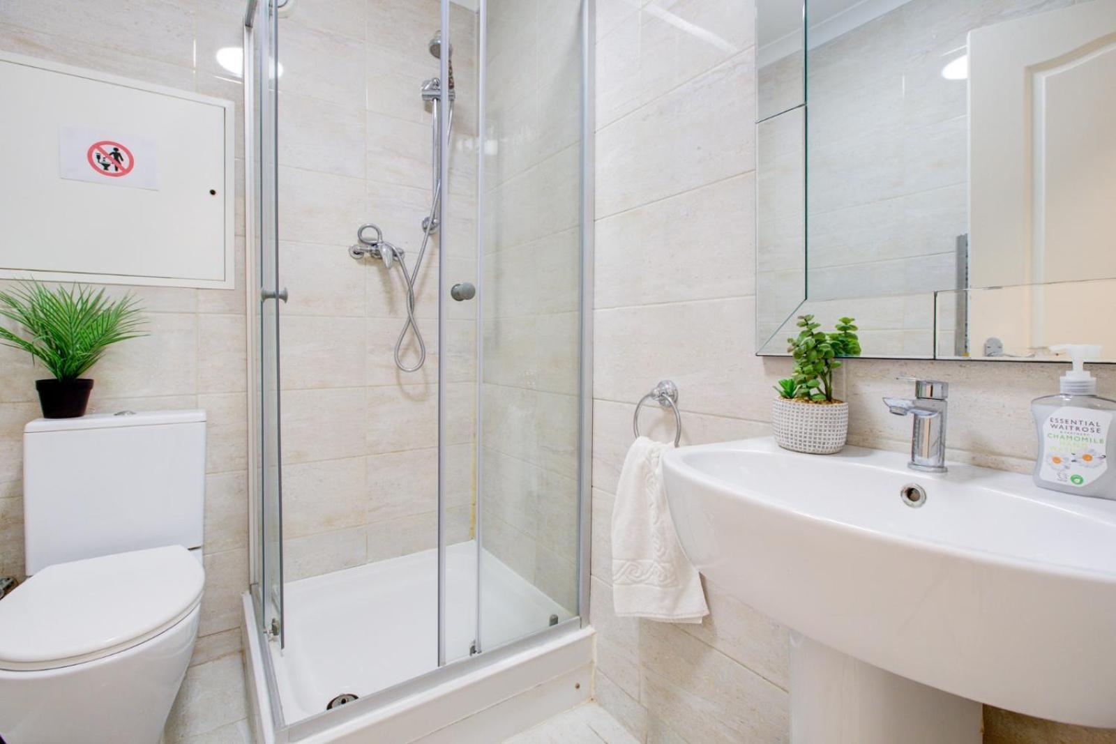 4-bedroom Gem Stylish & Walk-able To Everything * London