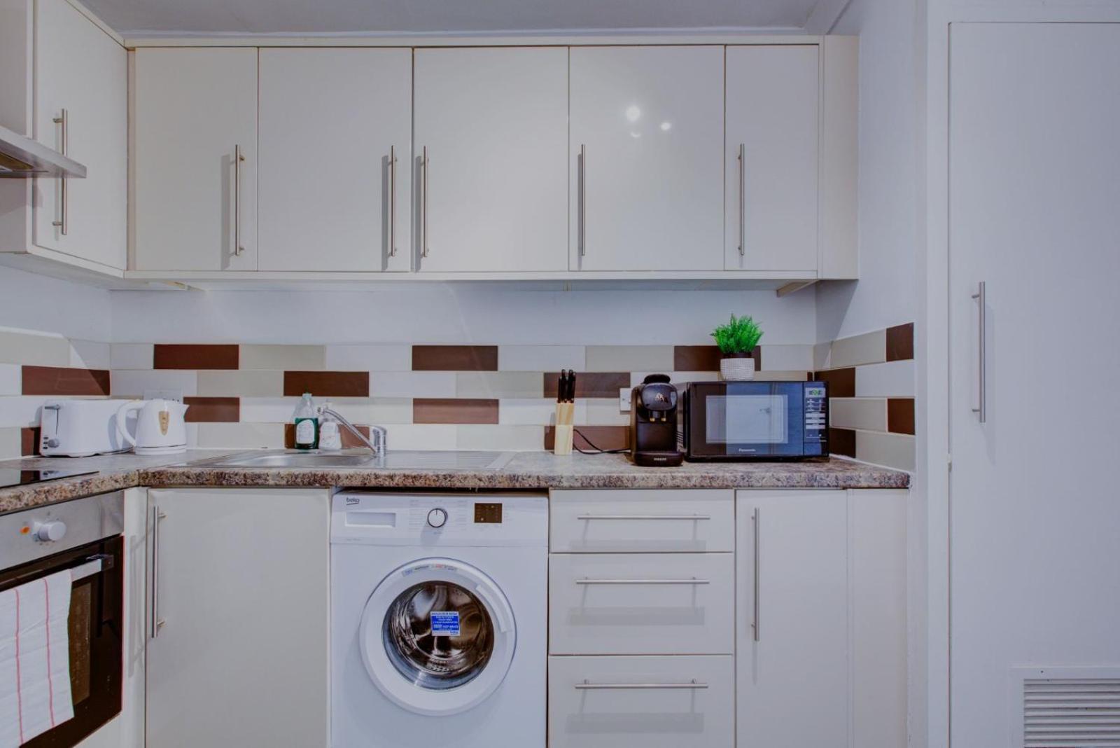 Apartment 4-bedroom Gem Stylish & Walk-able To Everything *