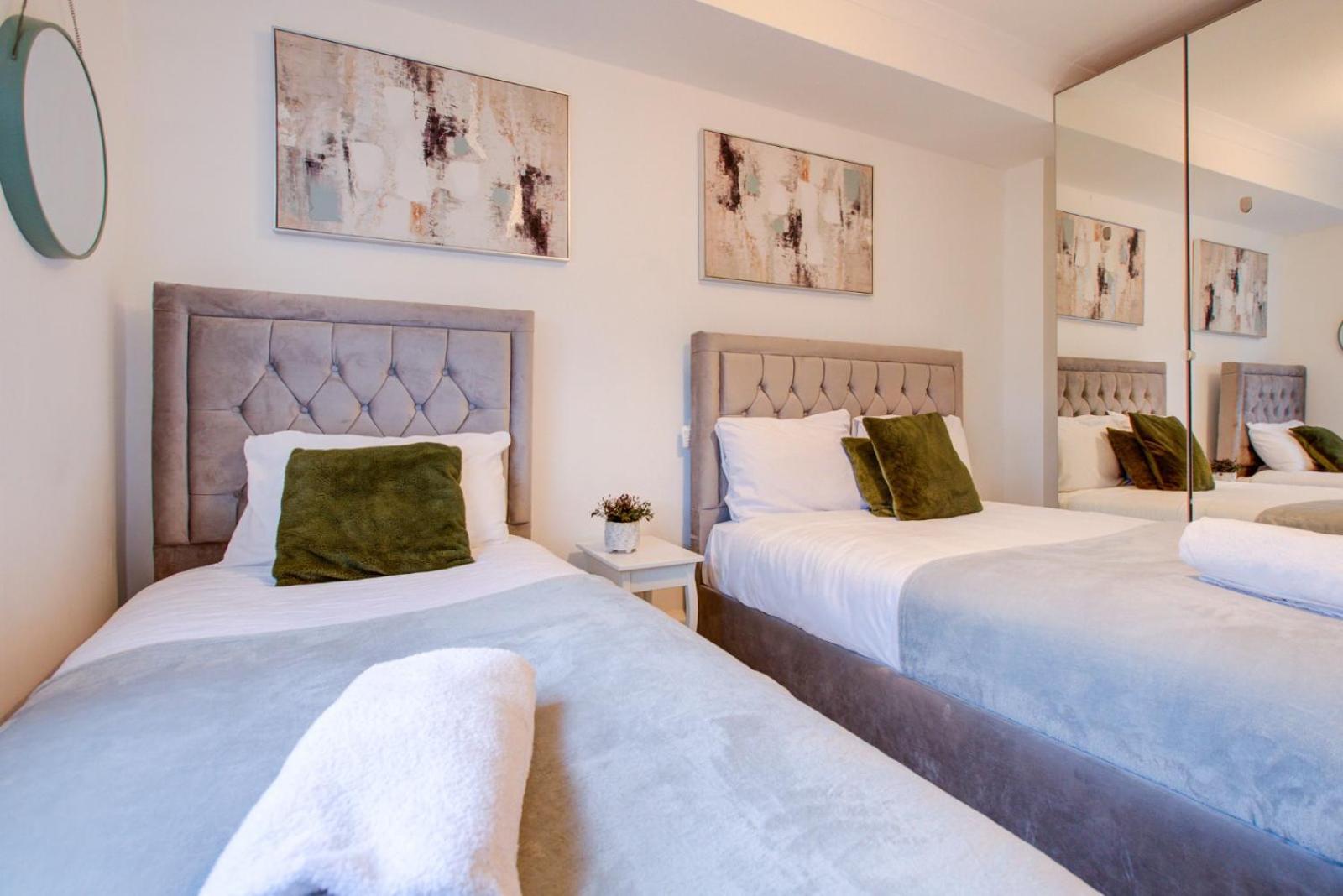 4-bedroom Gem Stylish & Walk-able To Everything London