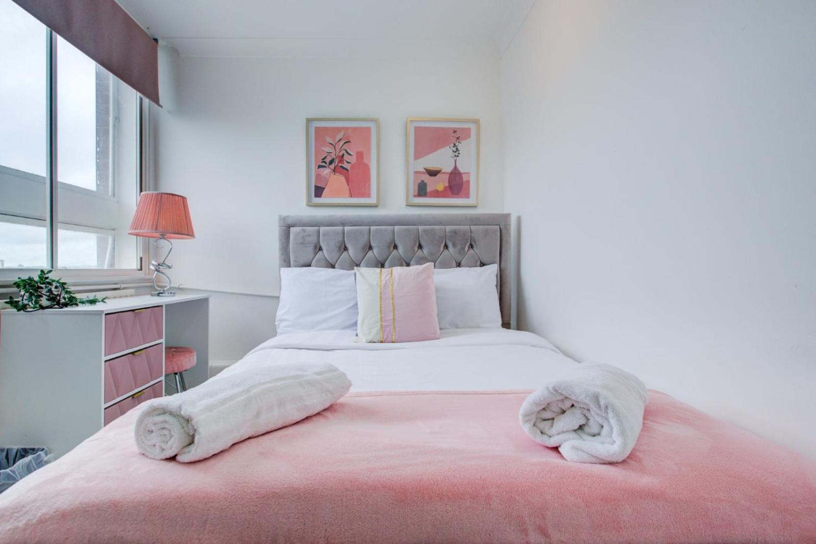 4-bedroom Gem Stylish & Walk-able To Everything Apartment