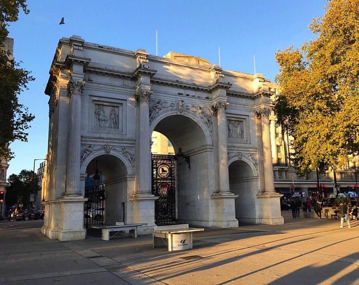 4-bedroom Gem Stylish & Walk-able To Everything London