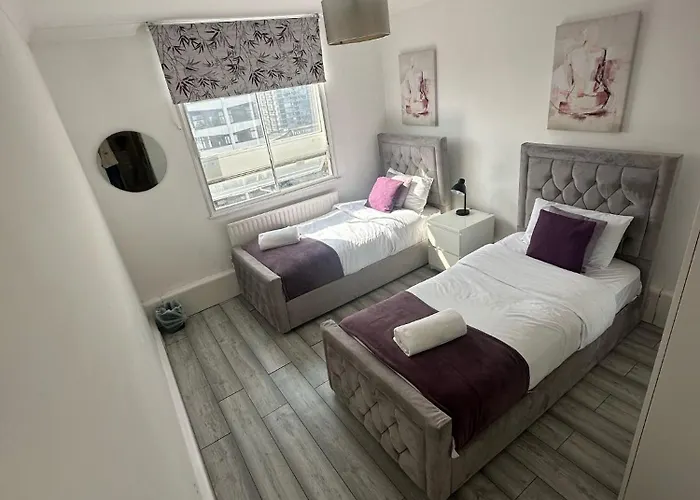 4 Bedroom Apartment Central Stylish